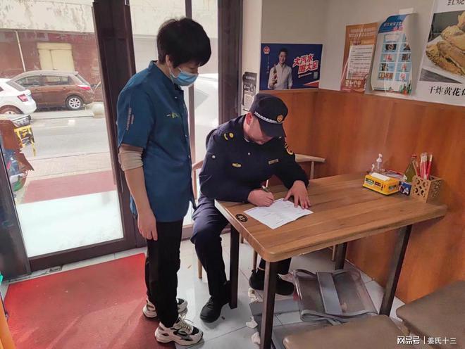 重慶街道執法中隊開展餐飲油煙整治行動