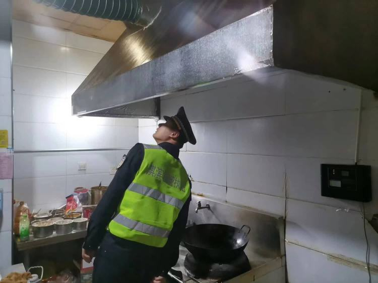 淇濱區城市管理局開展轄區餐飲店油煙凈化器使用排查整治工作