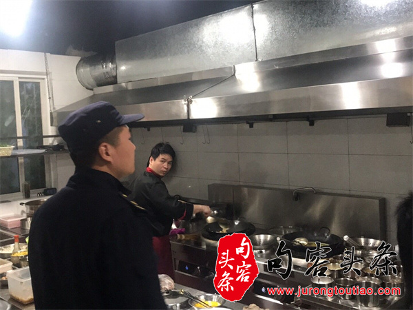 句容市城管局城區執法大隊三舉措推進城區餐飲單位油煙排放治理