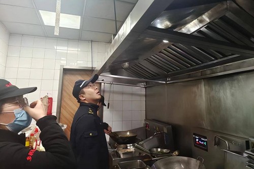 西安國際港務區城管局開展餐飲油煙專項整治行動