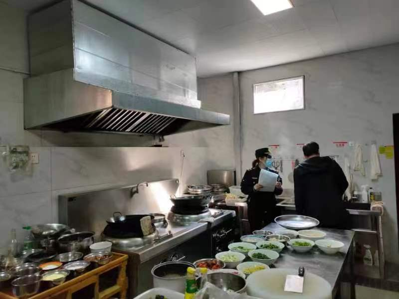 武廟鎮綜合執法中隊開展油煙專項整治行動