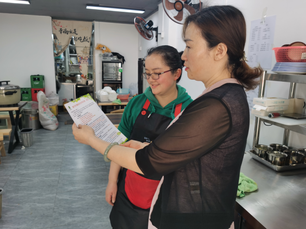雙桐路社區開展餐飲業油煙排查整治宣傳活動