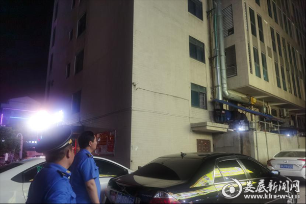 婁底市城管執法支隊環保大隊開展餐飲行業油煙污染治理夜查行動