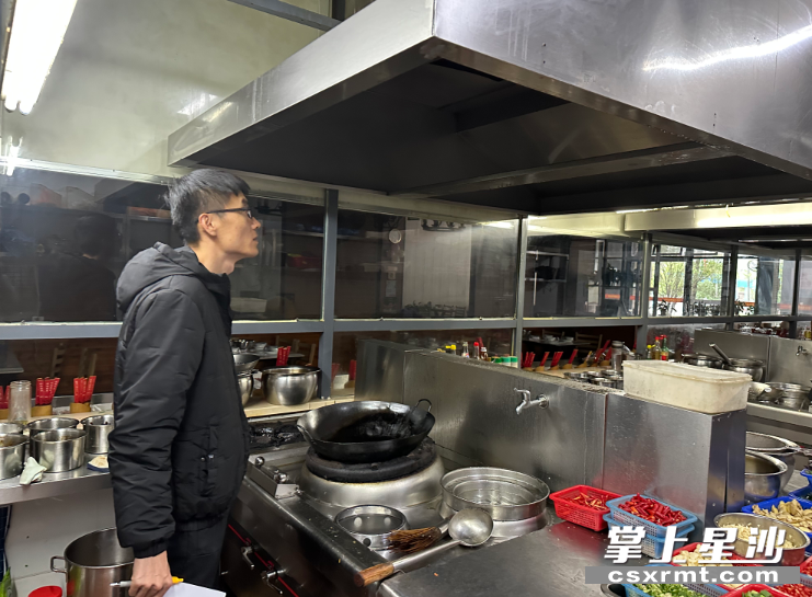 長龍街道開展藍天保衛戰餐飲油煙專項整治行動