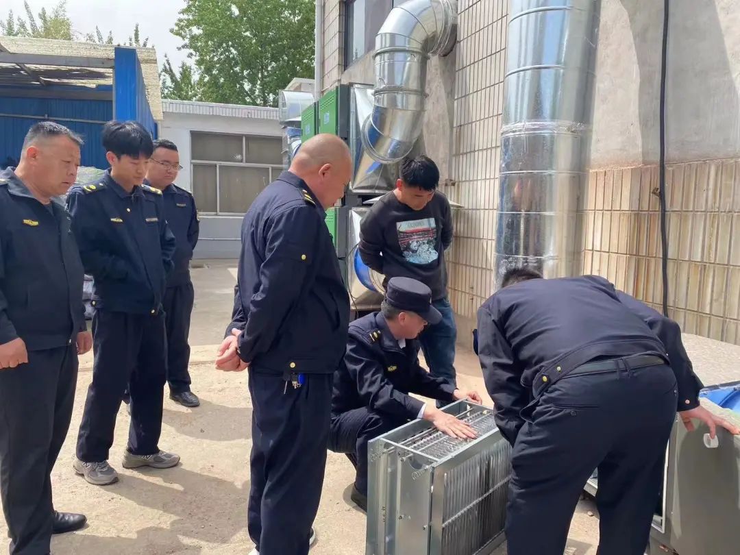 銀雀山街道城管中隊開展餐飲油煙排查整治行動