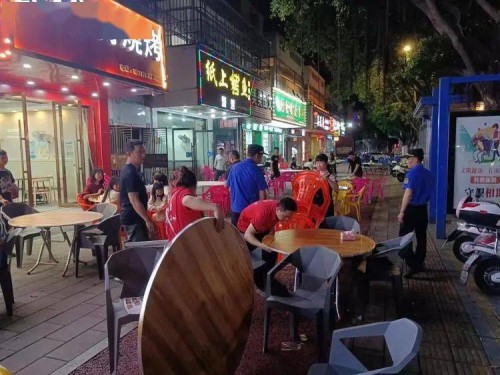 章貢區開展餐飲油煙和便民臨時攤群點夜市夜巡行動