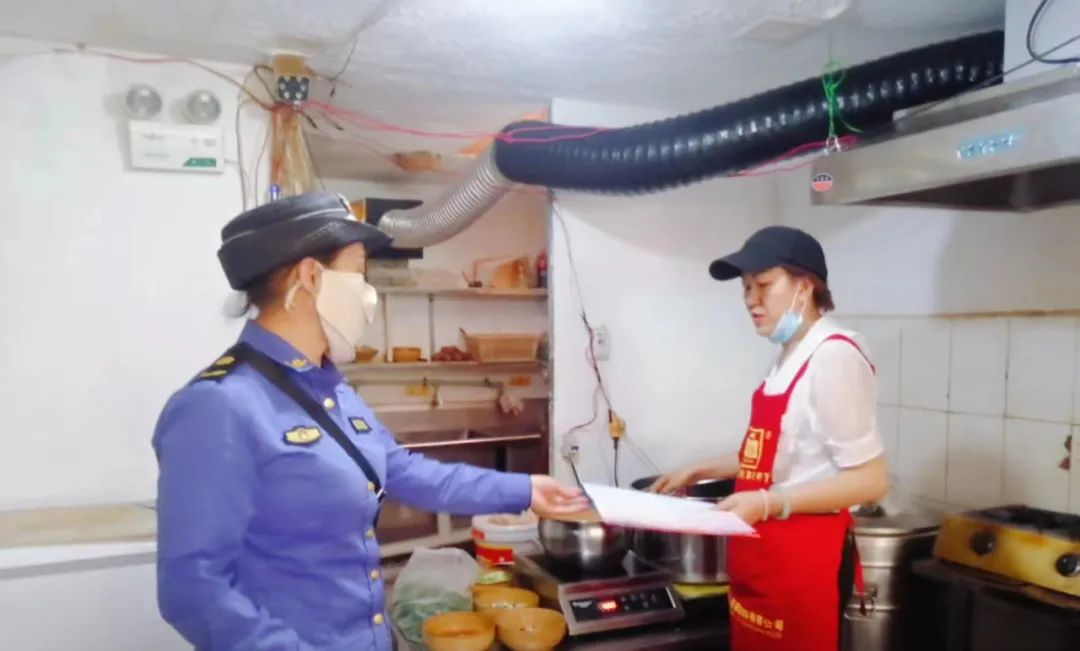 蒙自市城市綜合執法局三舉措開展餐飲油煙專項整治