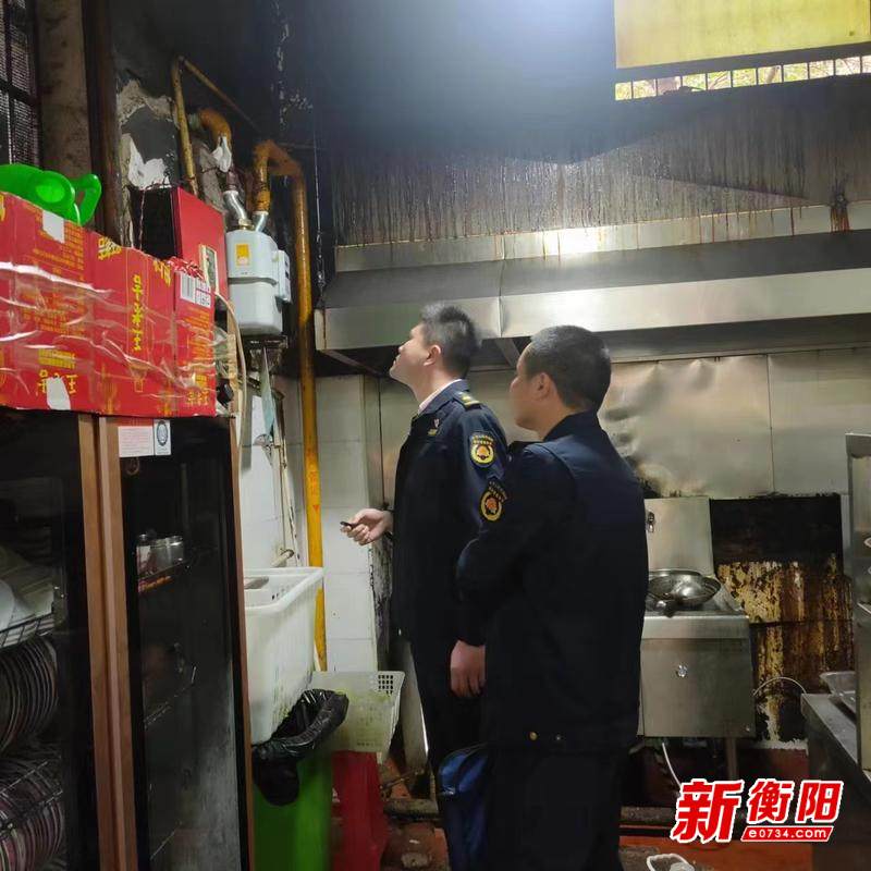 蒸湘區城管局執法大隊開展餐飲油煙污染專項檢查