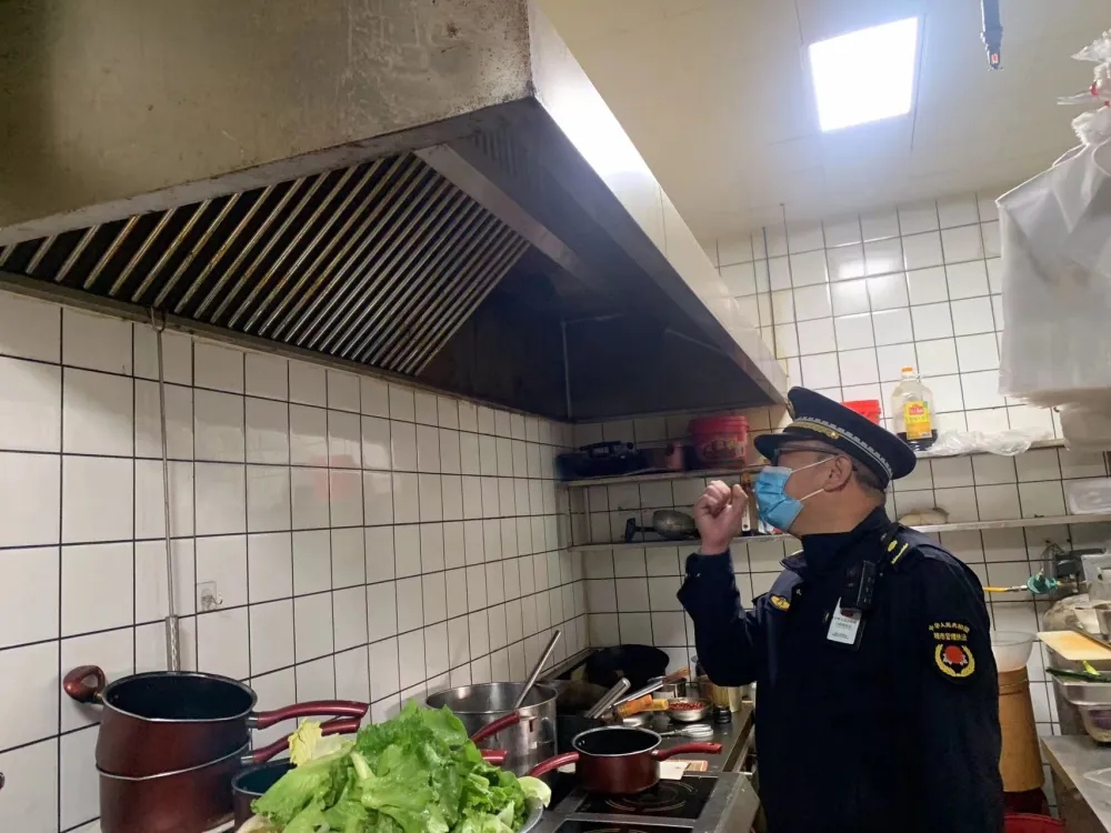 東大街街道開展餐飲油煙污染專項治理行動