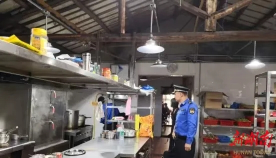 新開鋪街道開展轄區餐飲門店整治行動