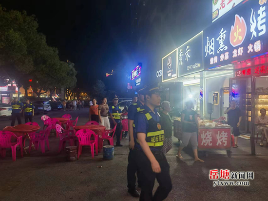 建設路街道聯合區城管執法局夜市大隊開展夜市整治
