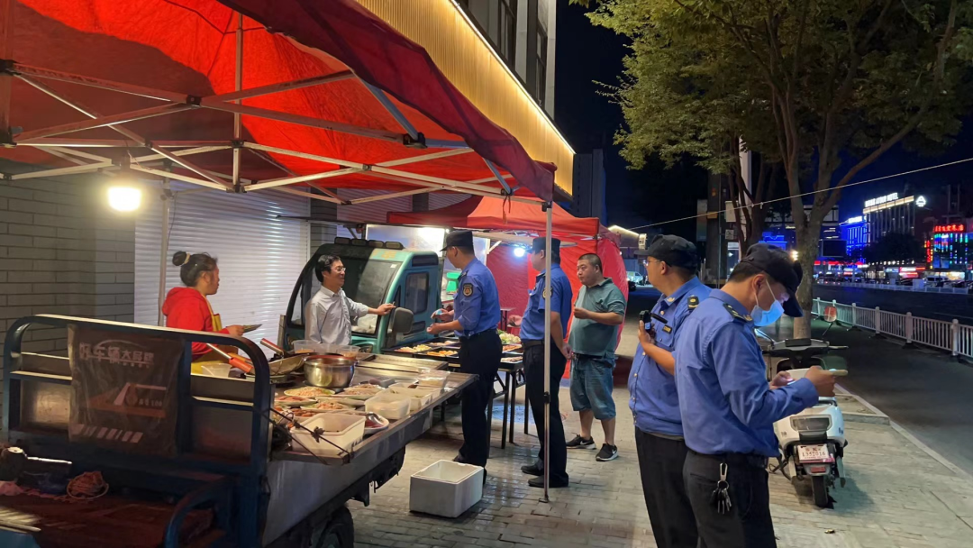 海陵區城管局開展露天燒烤和流動餐飲攤販點整治行動