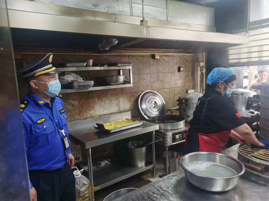 祭城路街道辦事處開展餐飲油煙污染專項整治行動