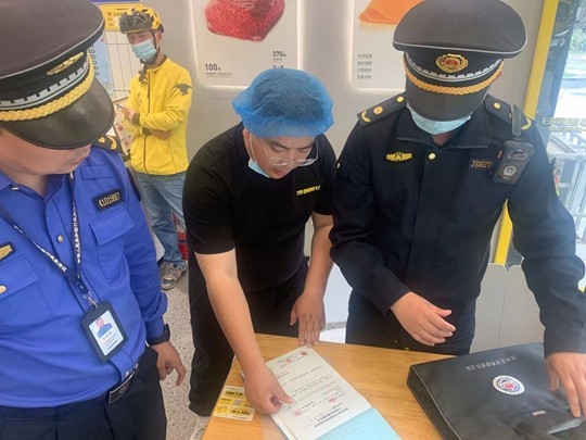 北林路執法中隊開展餐飲門店油煙污染治理情況集中檢查整治行