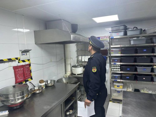 云南路街道中隊開展餐飲門店油煙設施專項排查整治行動