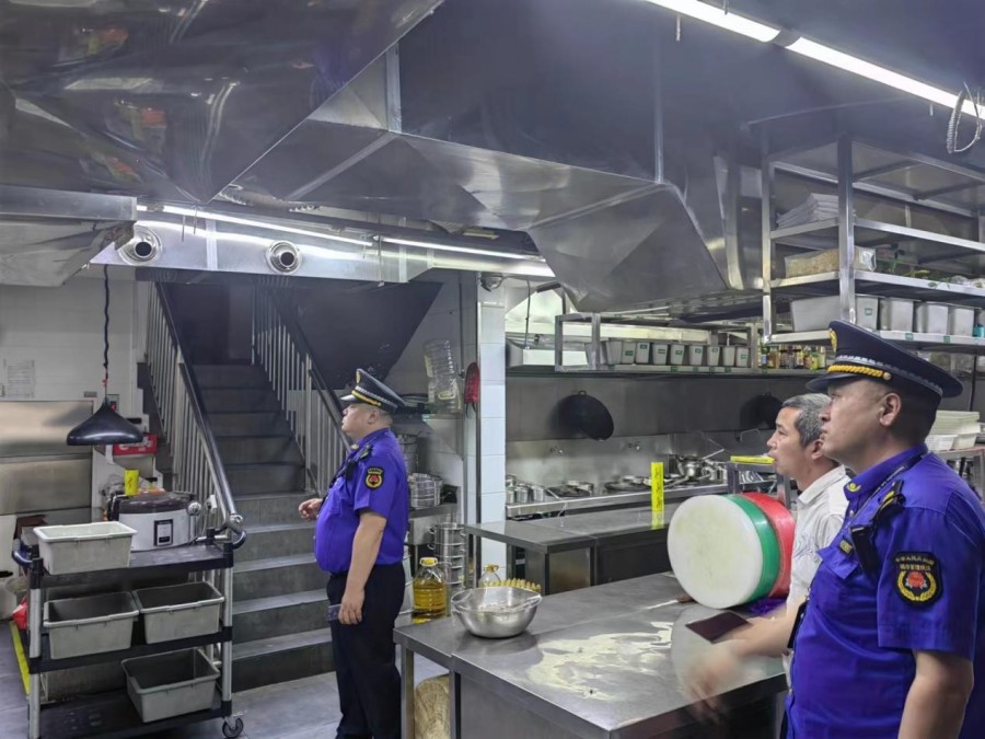 長興路執法中隊開展餐飲業油煙排查整治宣傳活動