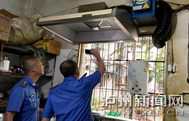 江陽區綜合行政執法局開展重點區域餐飲油煙整治