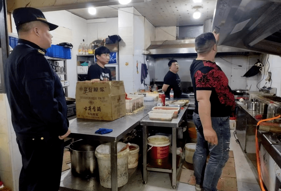 五河縣城市管理局開展餐飲行業專項治理行動
