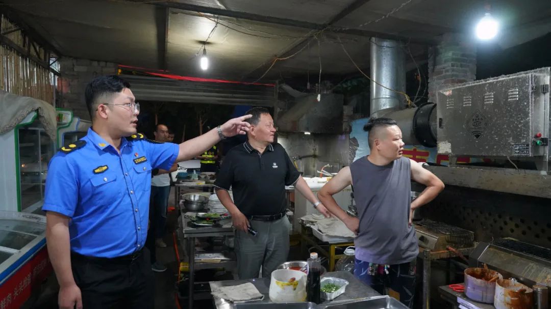 市中區綜合行政執法局開展餐飲行業油煙污染專項整治行動