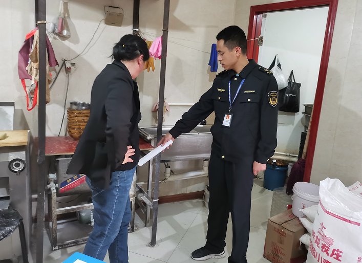 莊浪縣市場監管綜合行政執法隊三舉措開展餐飲油煙污染治理專項行動