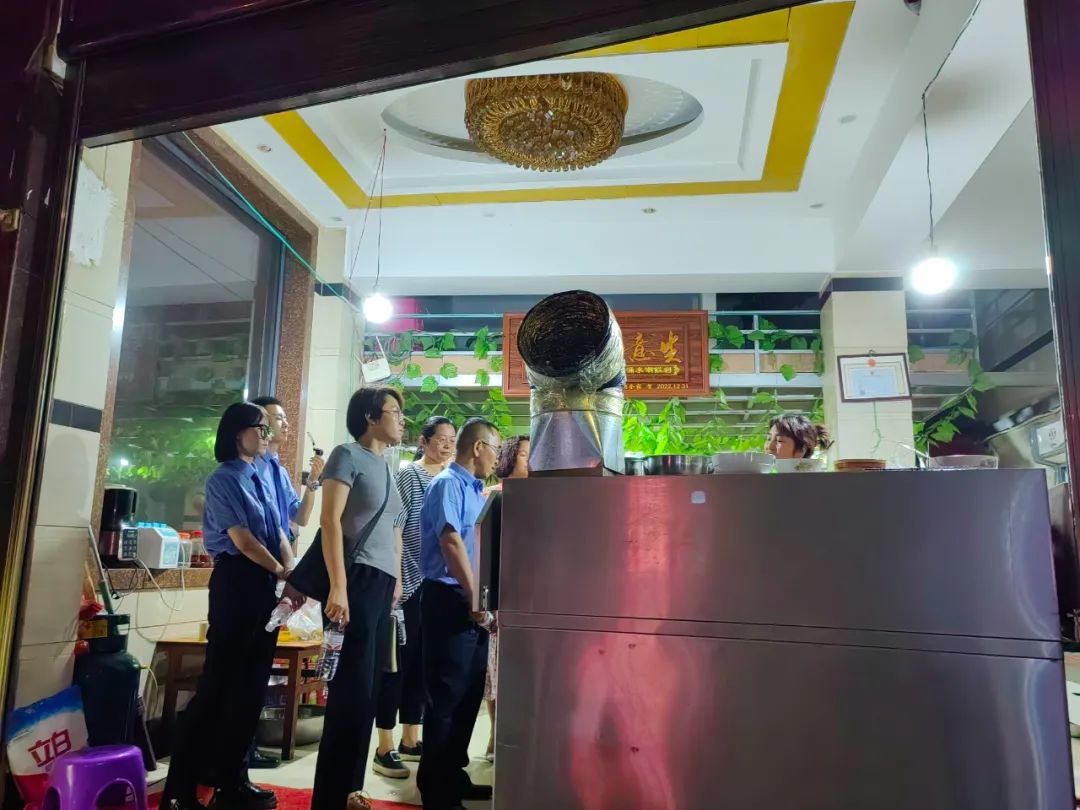 瀘西縣多部門聯合開展城區燒烤店油煙排放整改情況“回頭看”