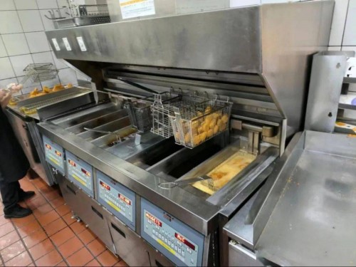 曲陽路街道綜合行政執法隊開展餐飲門店油煙擾民專項執法行動