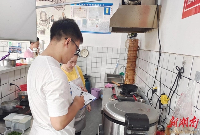 望府路社區開展“藍天保衛”專項行動