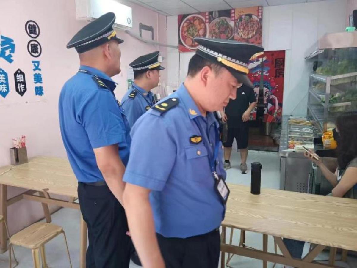 長興路執法中隊開展轄區內餐飲油煙專項排查整治行動