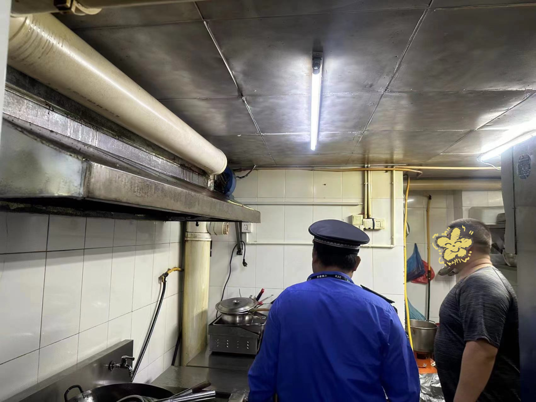 前山街道綜合行政執法辦開展餐飲油煙專項排查整治行動