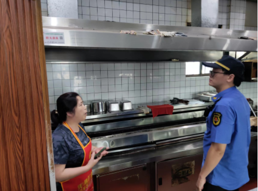 東郊中隊開展餐飲油煙集中深入摸排整治行動