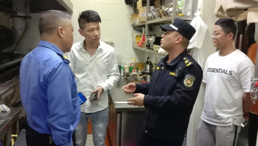 屯溪區開展餐飲商戶經營門店“三排”問題聯合專項檢查