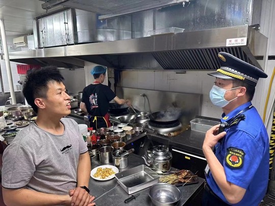 北林路執法中隊開展餐飲行業油煙專項整治行動