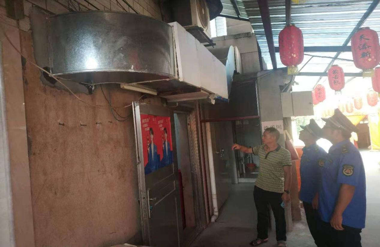 合江城管大隊開展居民餐飲店油煙污染專項整治行動