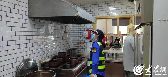 金鄉縣綜合行政執法局開展轄區餐飲油煙專項整治行動