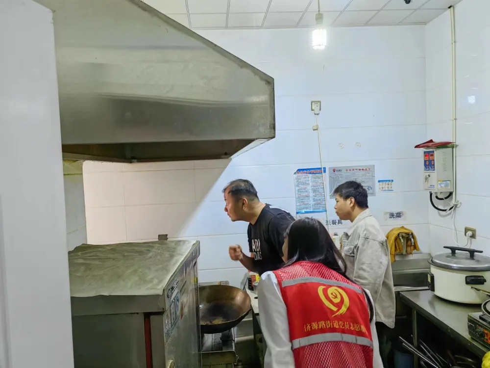 濟源路街道三舉措嚴管“油煙氣”、規范“煙火氣”