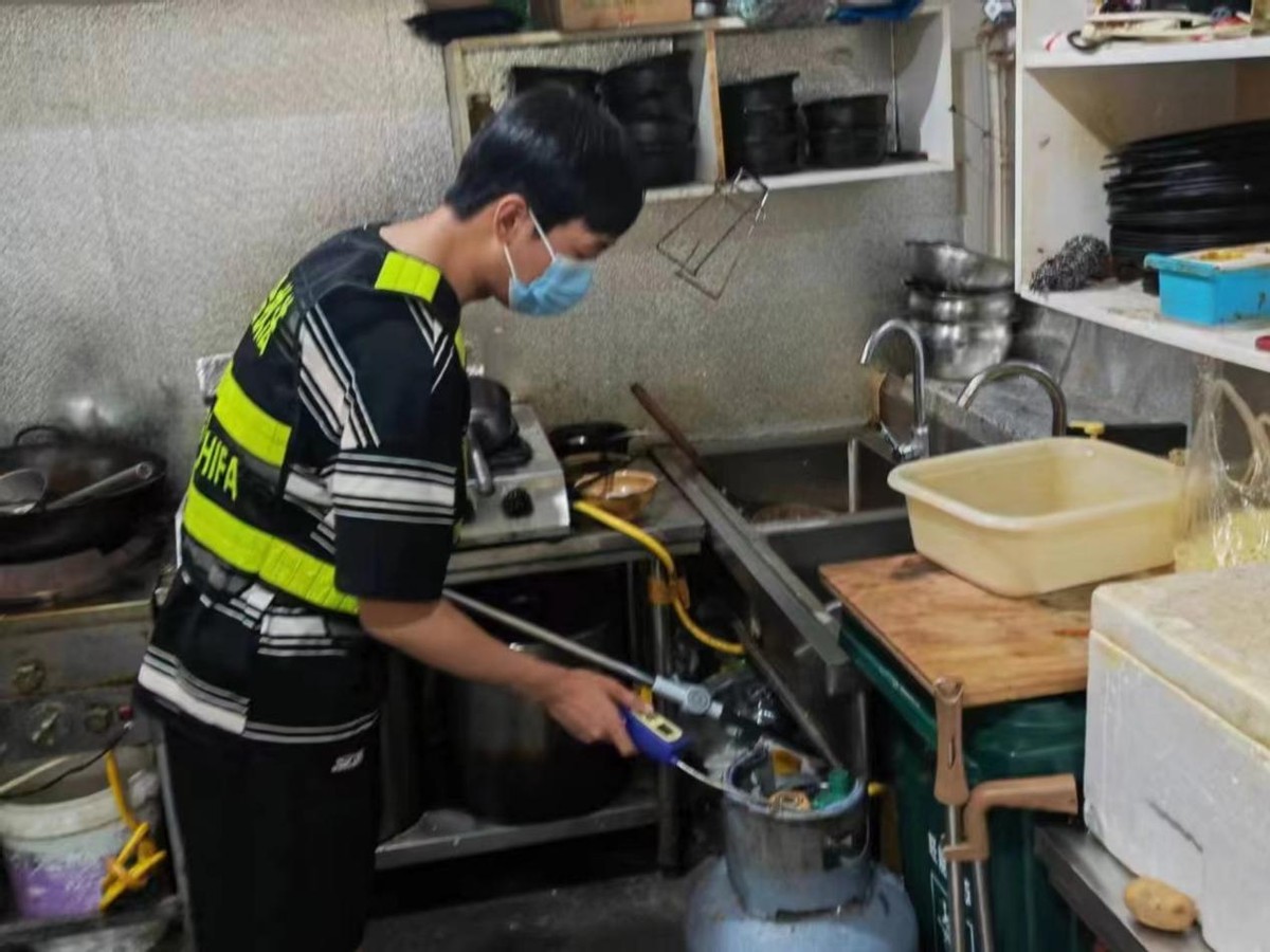 學府街道辦事處開展餐飲油煙治理和燃氣安全專項整治工作