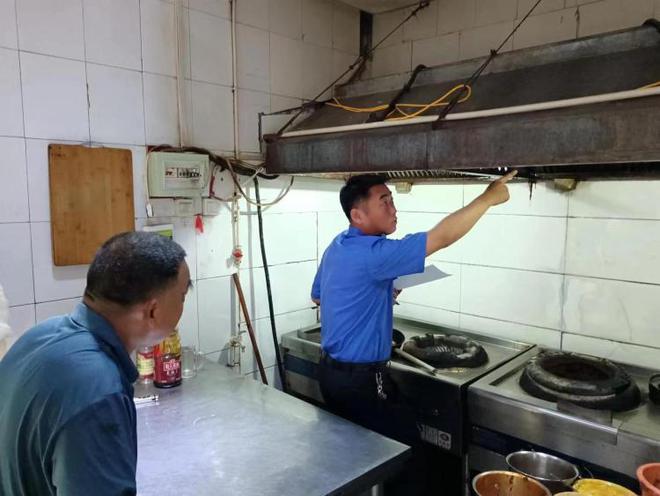 北鎮執法中隊開展餐飲油煙整治