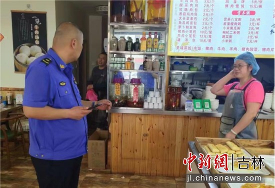 龍井市城建管理監察大隊開展轄區內餐飲油煙專項治理