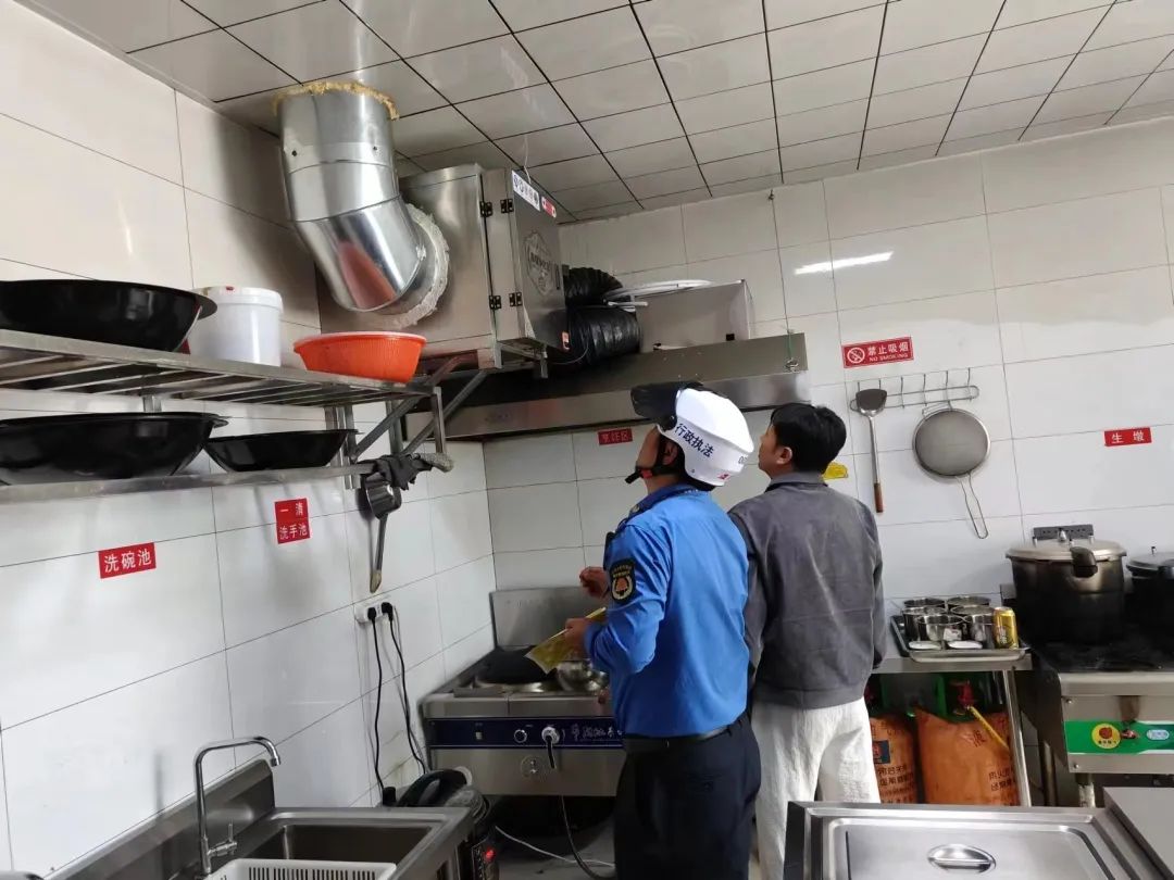 格爾木市開展轄區內經營性餐飲門店油煙污染排查