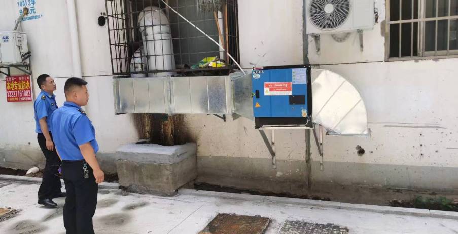 孝昌縣城管局執法大隊開展餐飲油煙專項治理行動