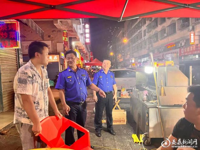 婁星區城管執法局開展餐飲油煙治理專項整治行動