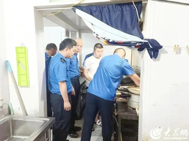 濰城區綜合行政執法局開展夜間市容秩序綜合整治