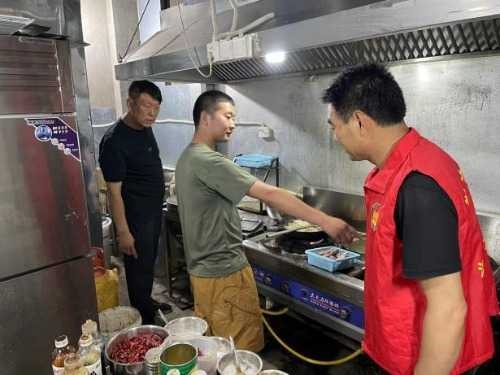 太康東路街道開展餐飲油煙和燃氣安全聯合檢查