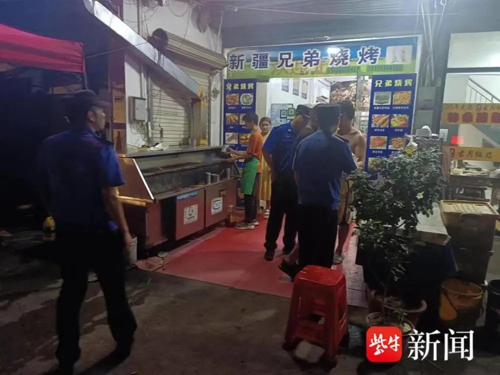 和鳳鎮城管中隊開展夜間市容秩序專項整治行動