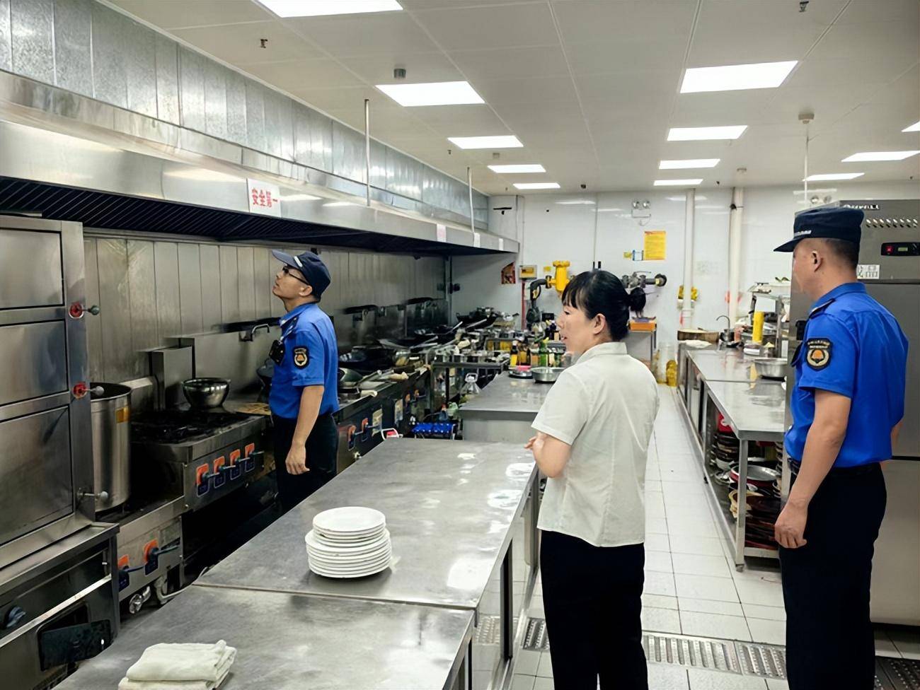 港務區城管局開展餐飲油煙專項治理行動