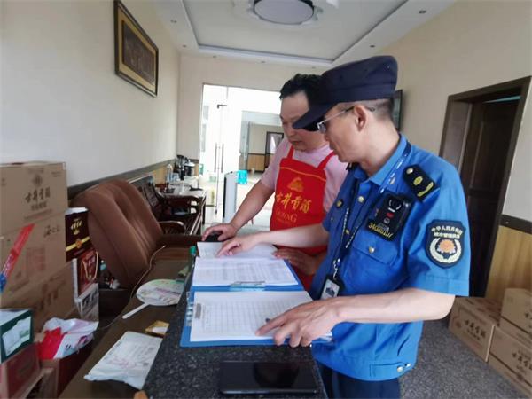 定遠縣城市管理行政執法局開展餐飲油煙污染專項整治活動