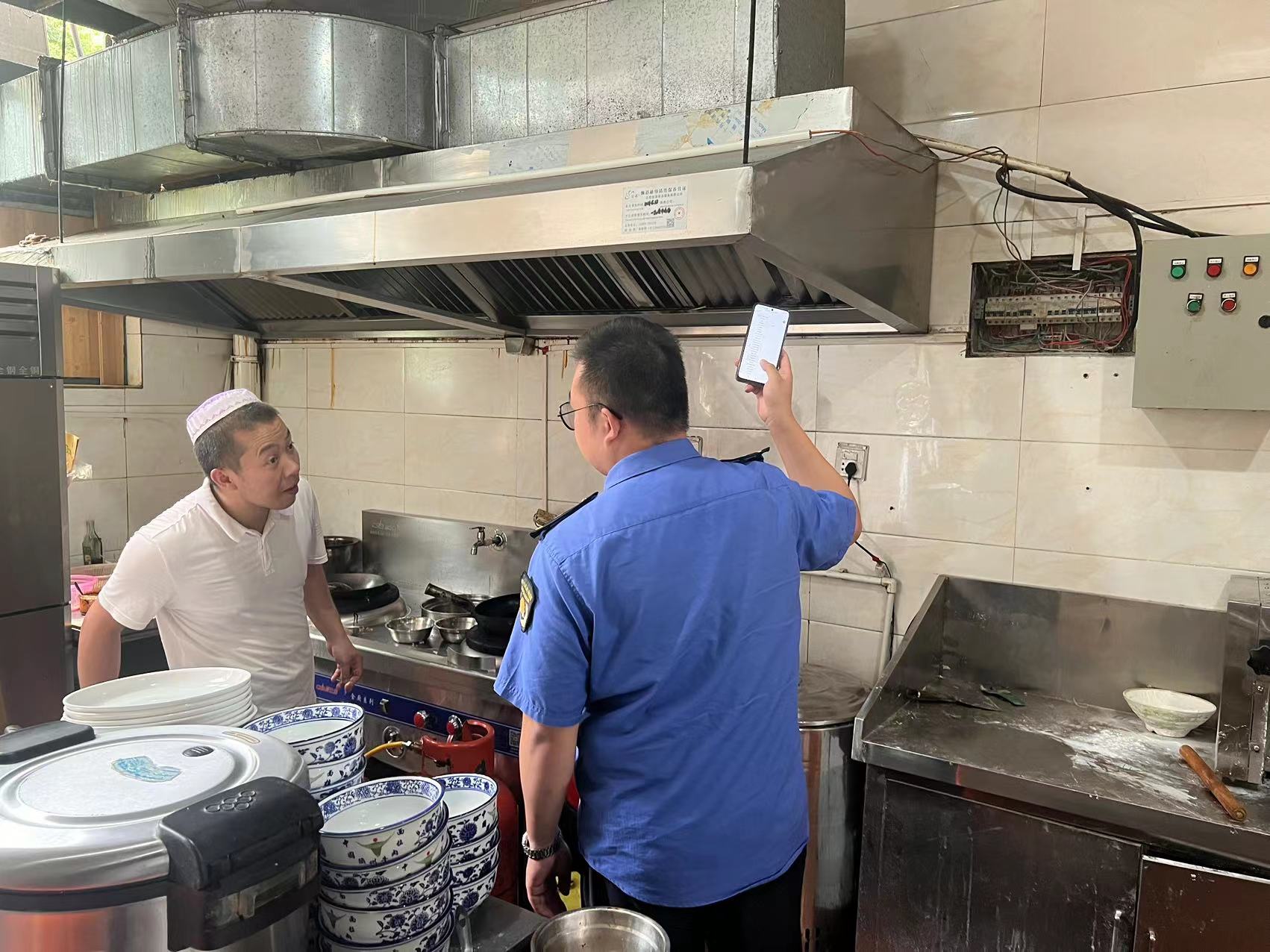 卓然社區城管中隊開展油煙排查專項整治工作