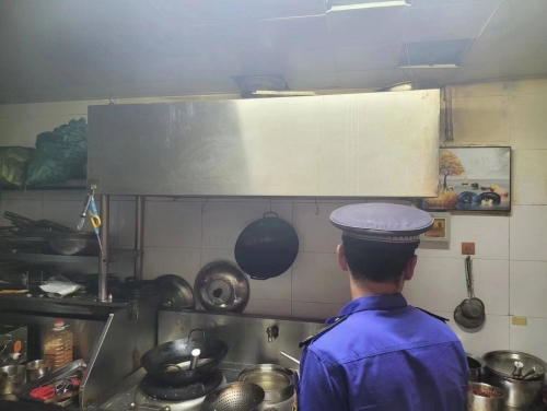 云南路街道中隊開展餐飲門店油煙凈化設施專項排查整治行動