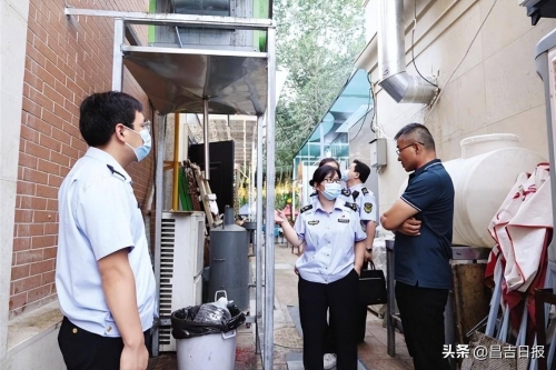 昌吉農高區市場監管局開展餐飲油煙污染專項整治