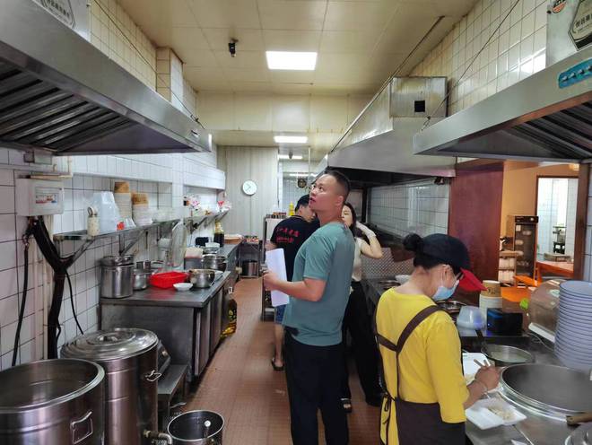 東風路街道推進餐飲門店油煙整治工作